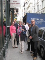 Kaupungilla kohti ruokapaikkaa